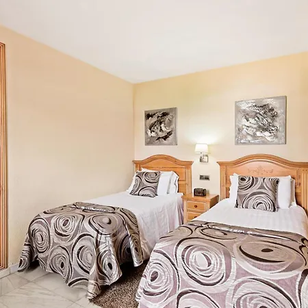 Macdonald Villacana * Эстепона