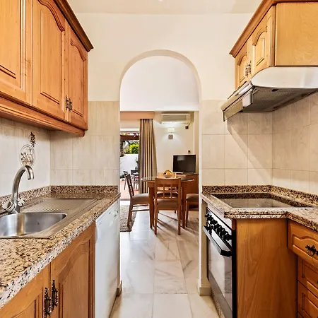 Daire Macdonald Villacana *